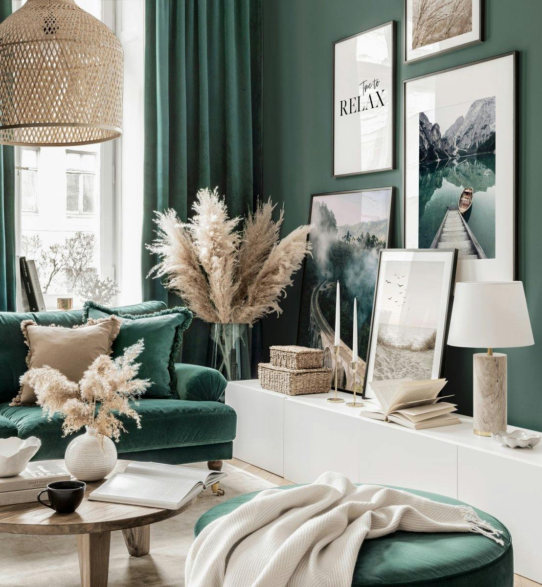 جدار من ظلال اللون الأخضر الداكن لغرفة المعيشة مع إطارات خشبية سوداء