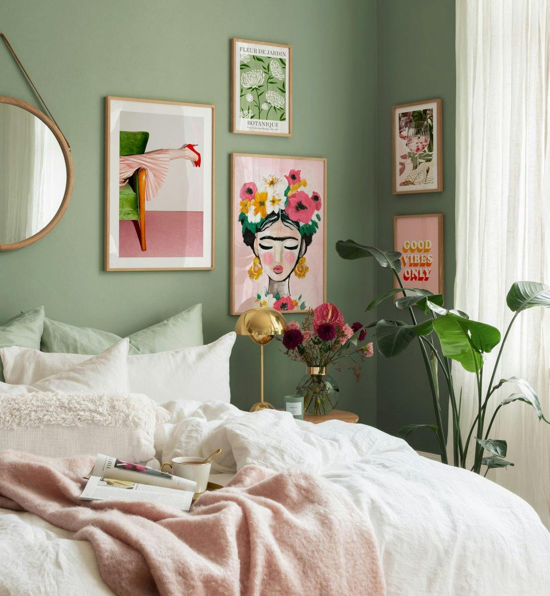 Wpadająca w oko galeria ścienna w kolorze zielonym do sypialni lub salonu