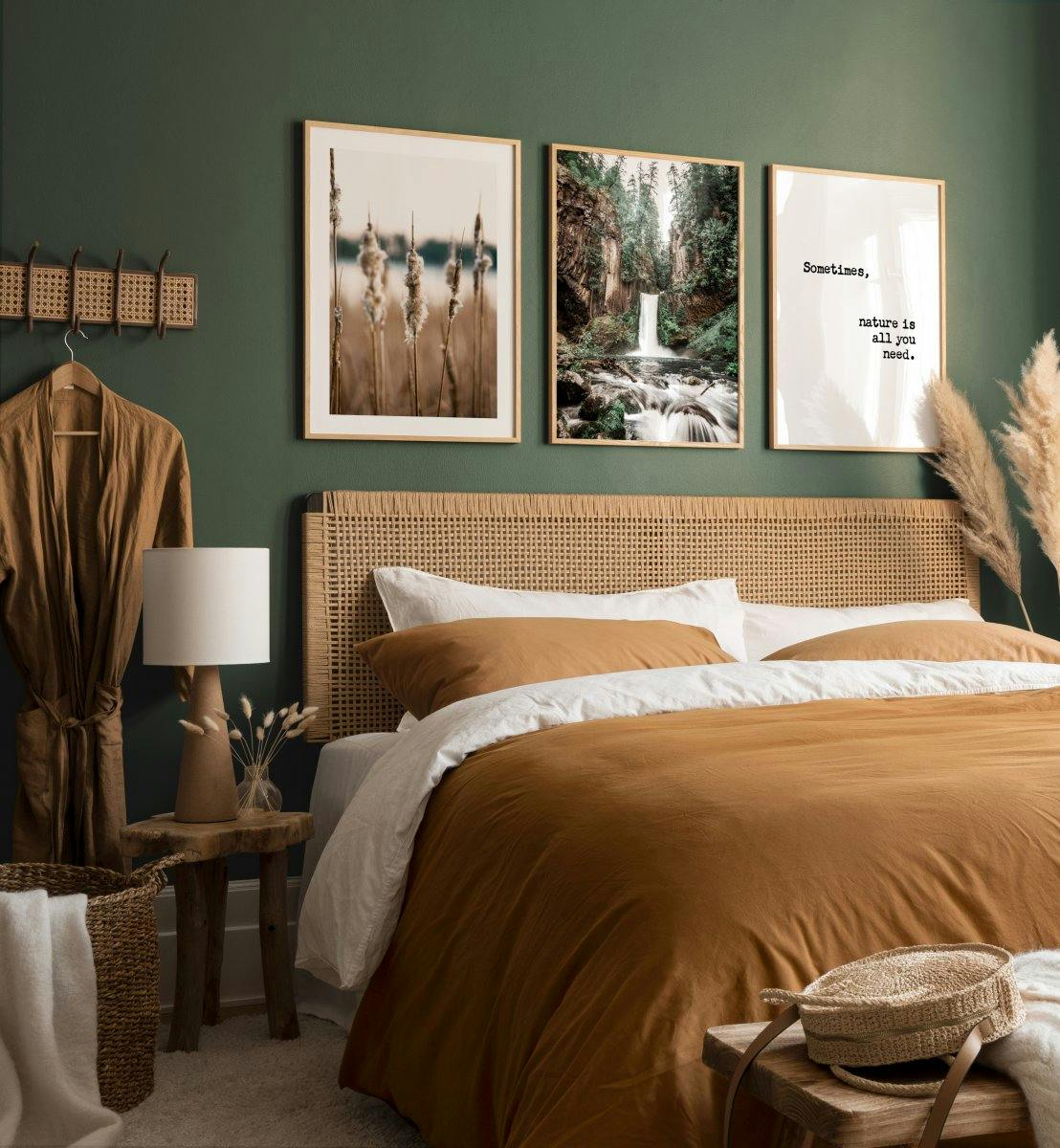 Posters i jordnära gröna och bruna nyanser till sovrummet 