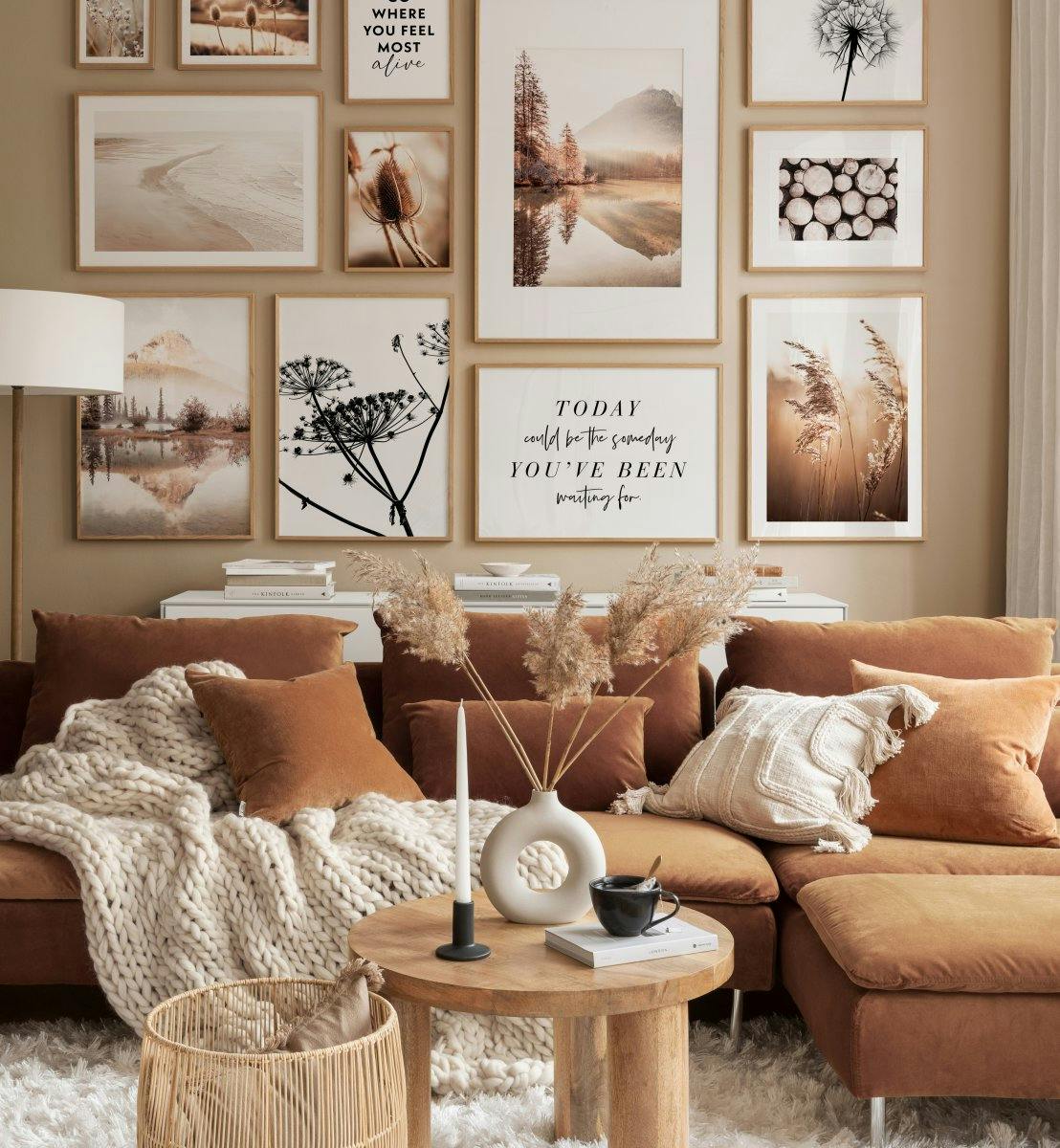 Vacker mix av naturfoton och illustrationsposters i beige nyanser till vardagsrummet