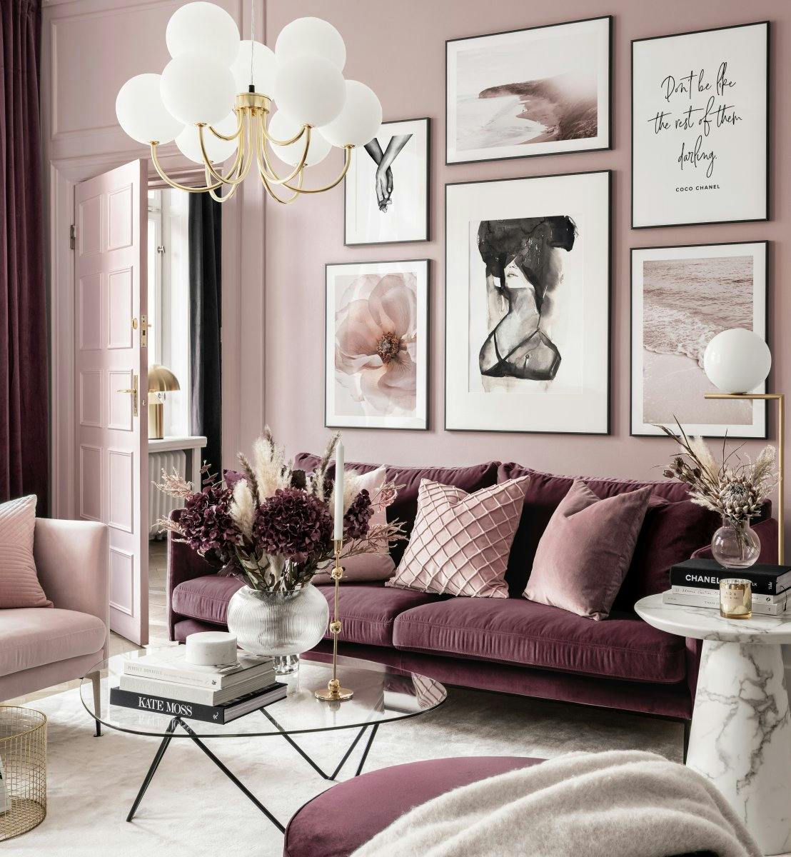 Moderne rosa bildevegg fashionplakater svarte metallrammer