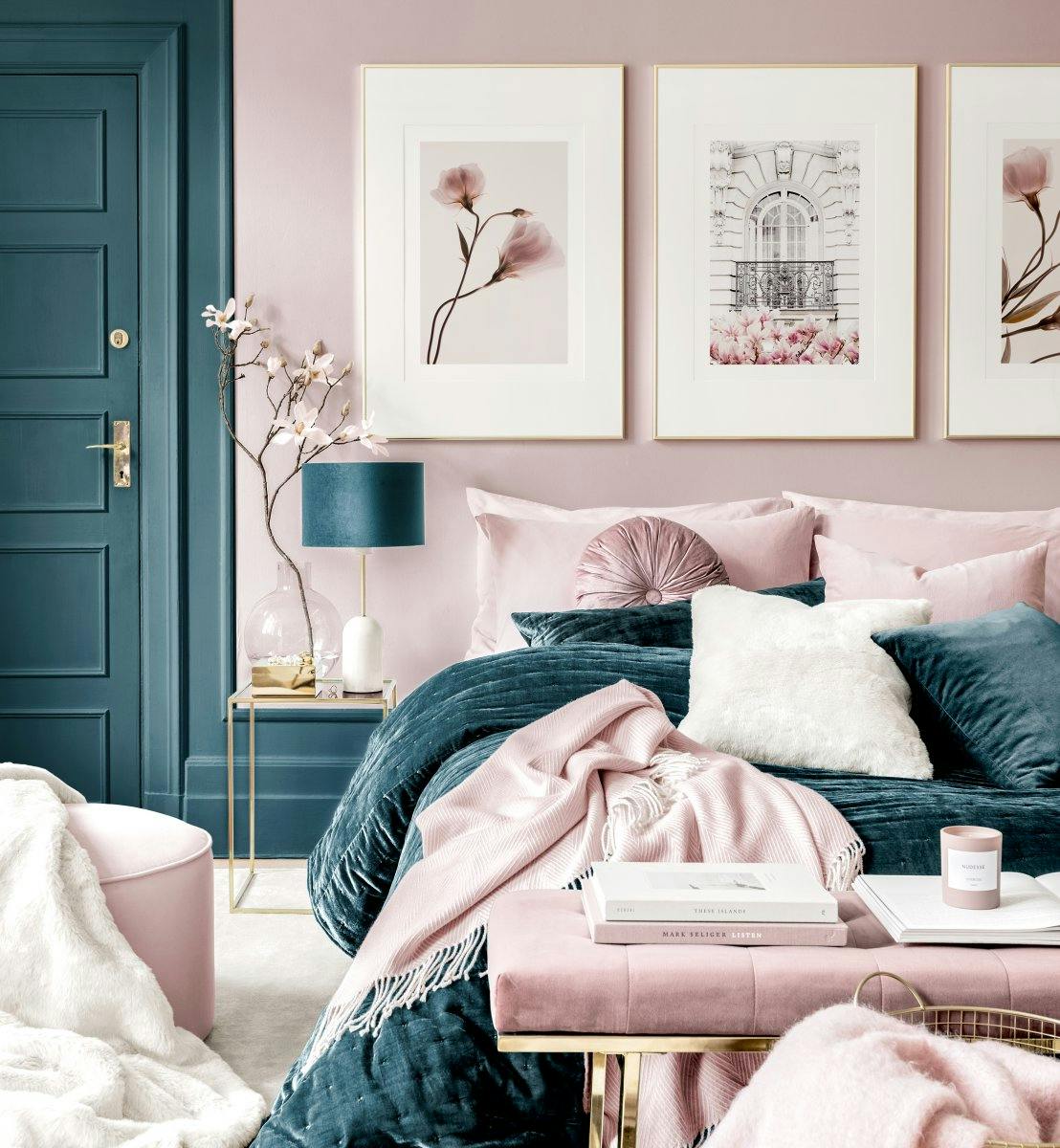 Roze bloemen fotowand slaapkamer posters gouden fotolijsten