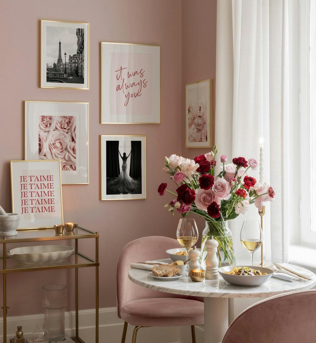 핑크와 모노크롬 포토그래피 아트 포스터가 어우러져 사랑스럽고 편안한 느낌을 주는 거실 또는 침실을 위한 갤러리월