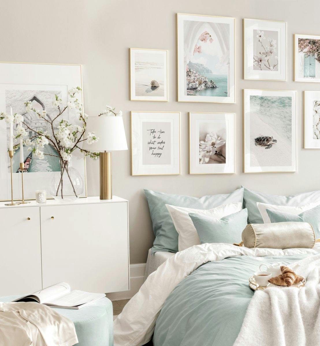 Romantická stěna ložnice s obrázky přírody modrozelená dekorace
