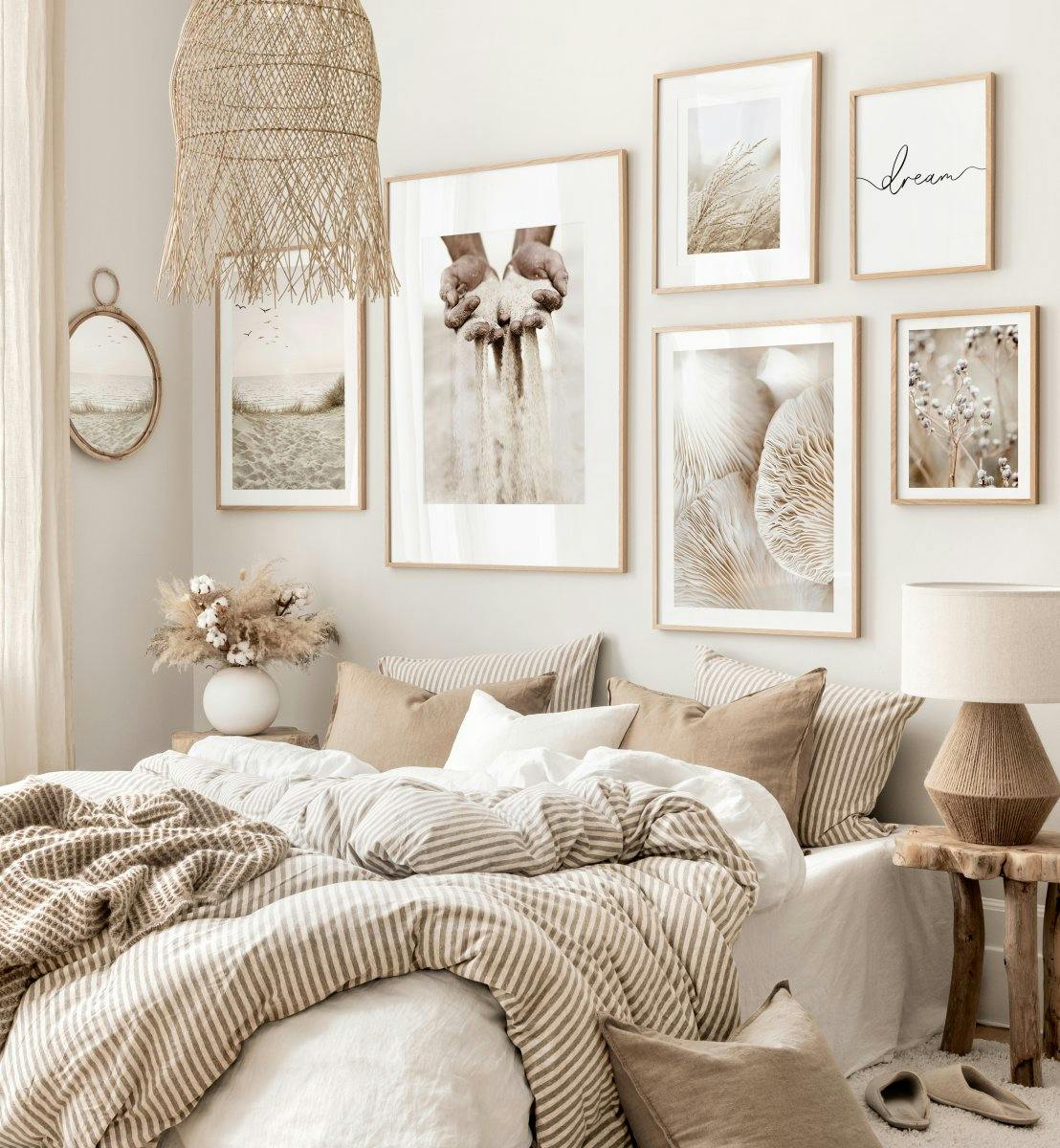 Mural de cuadros tonos calmantes beige posters relax dormitorio beige