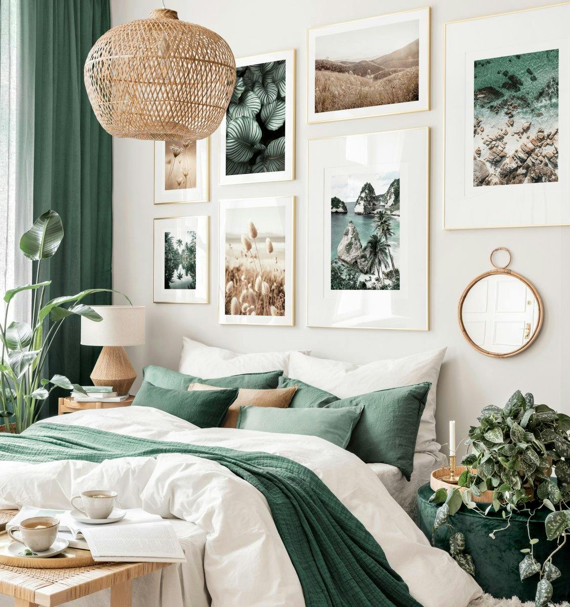 Decor dormitor liniștit postere verzi cu peisaje rame aurii