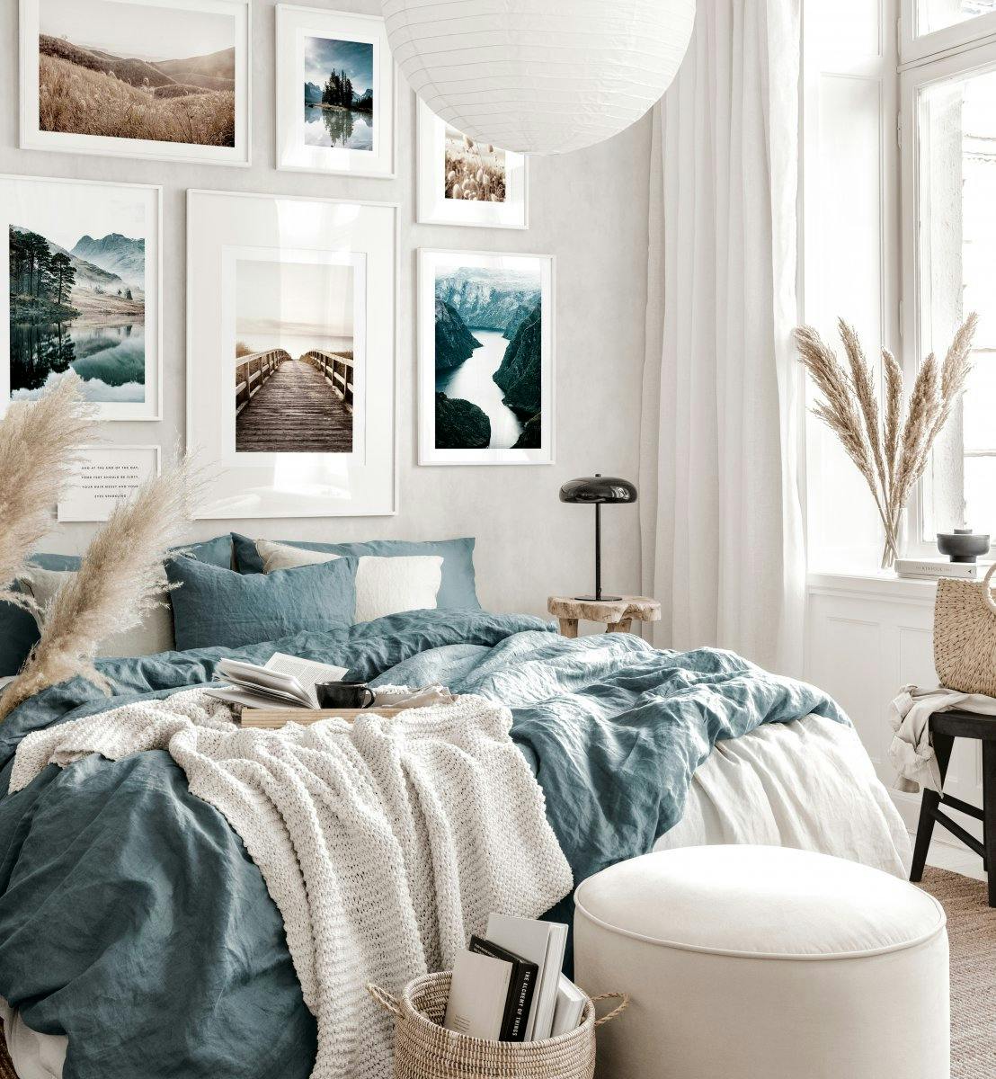 Seesteinen tauluseinä sininen beige makuuhuone luonto julisteet valkoiset puukehykset