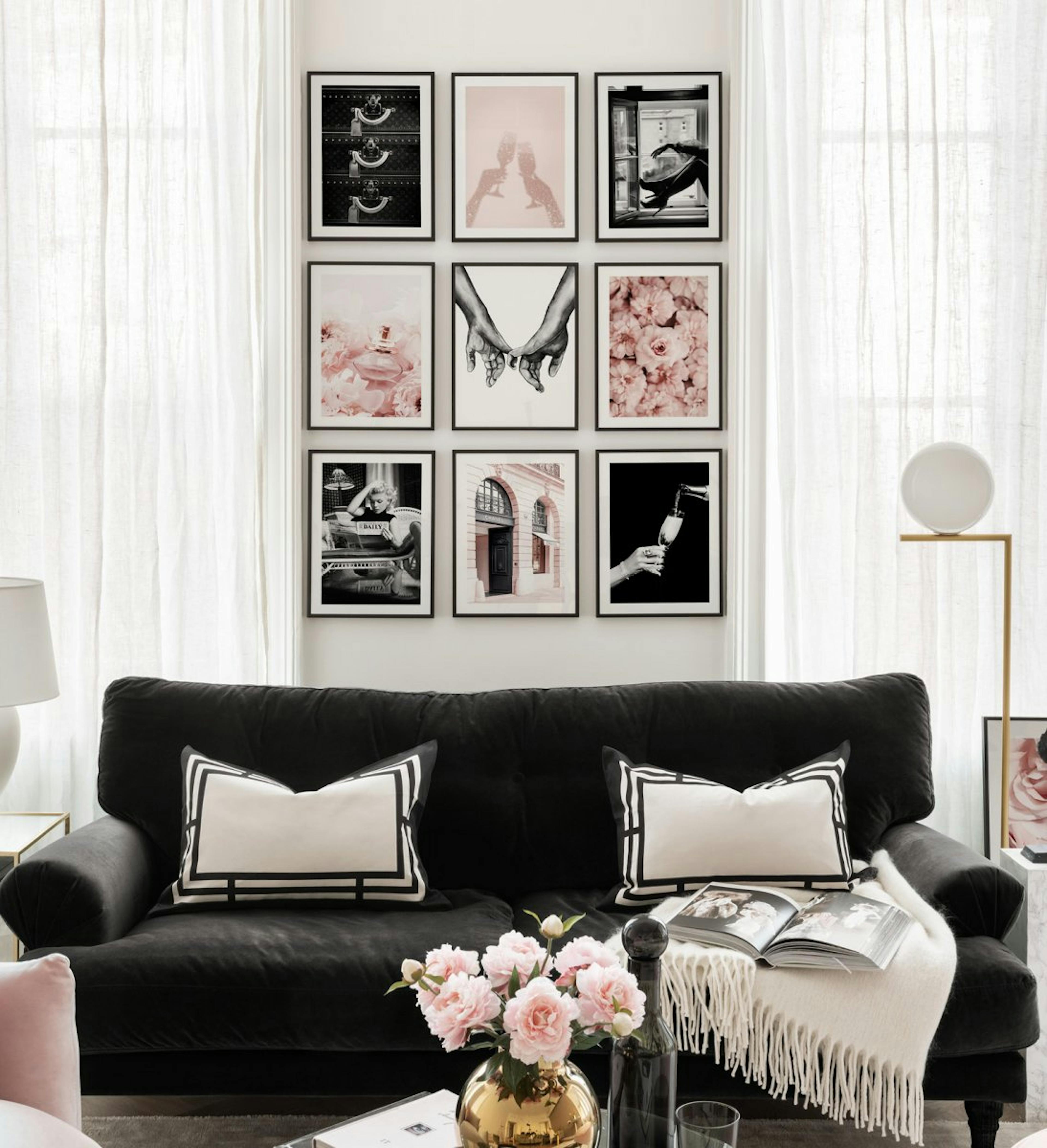 Rosa och svartvita fotoposters i en eklektisk tavelvägg. Perfekt för vardagsrummet