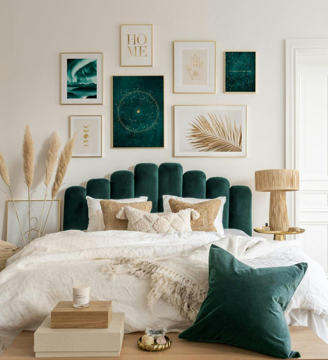 Spirituell tavelvägg med konstposters i grönt och beige till sovrummet