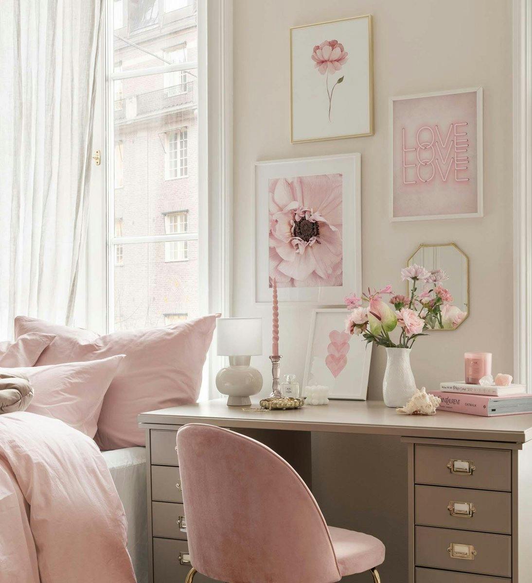 ホームオフィスにピンクのアートプリントやイラストを飾る