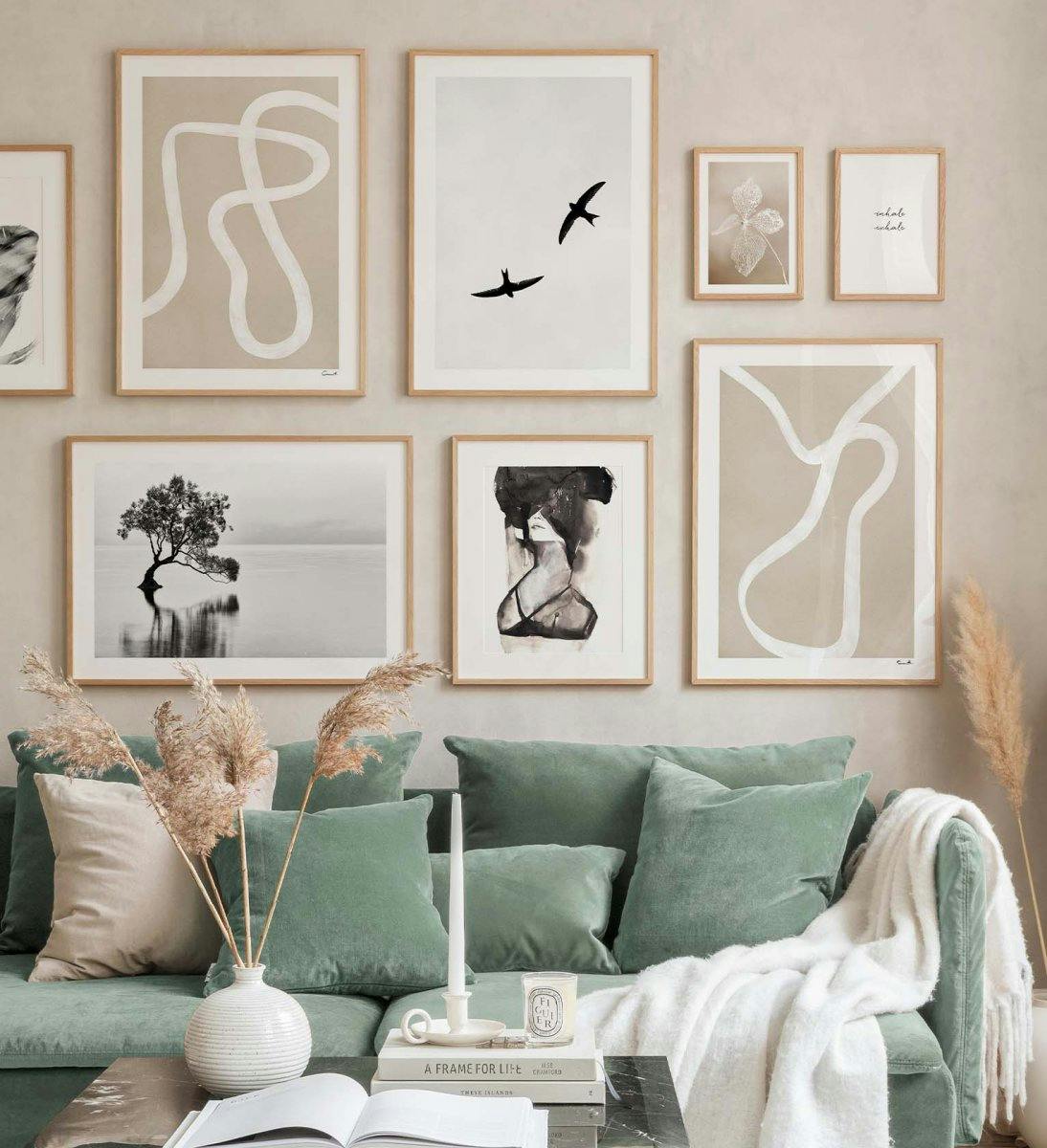 Nástěnné umění v béžové barvě kombinované s monochromatickými fotografiemi do obývacího pokoje