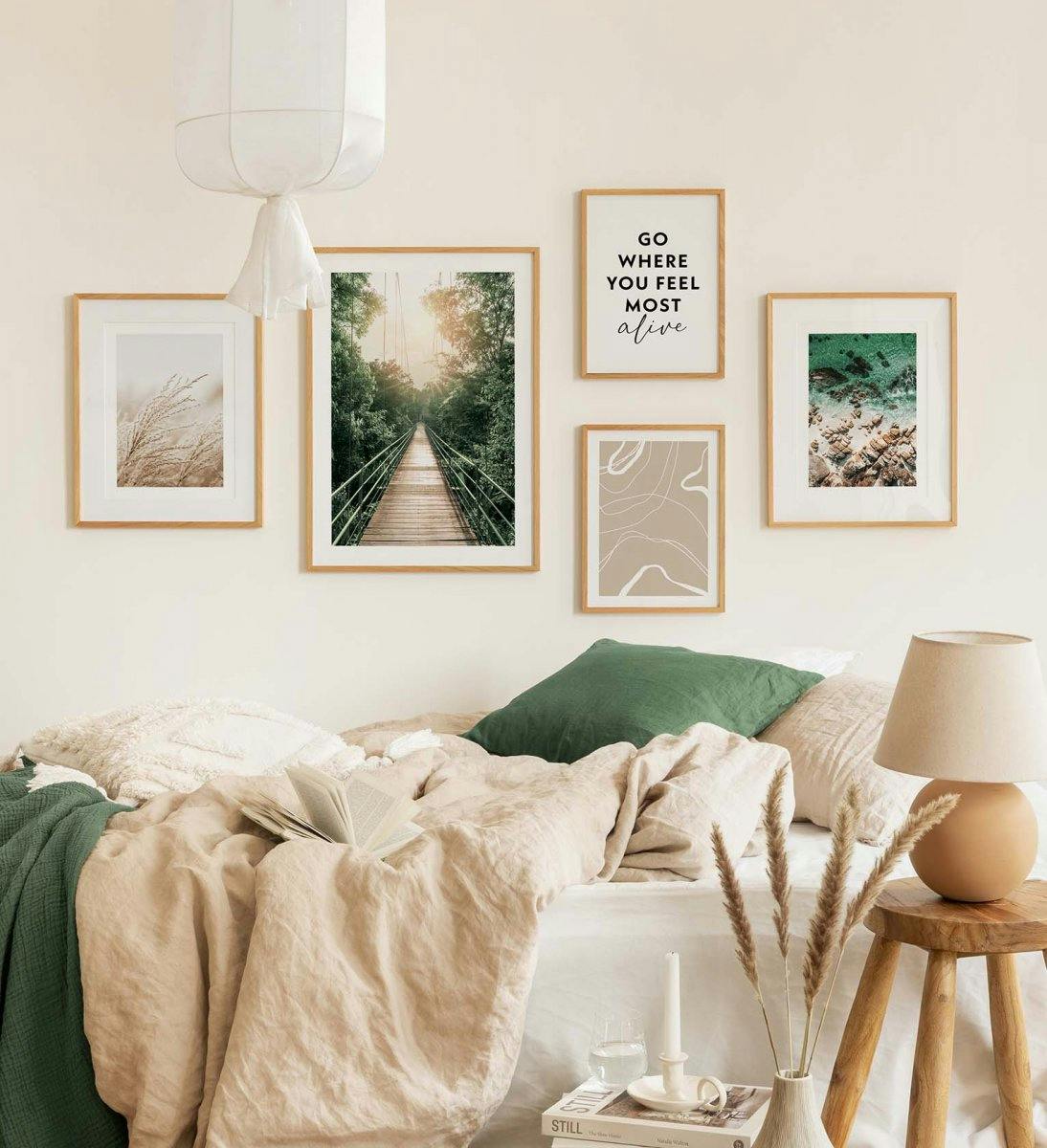 Grüne Bilderwand mit Naturfotografien kombiniert mit Zitaten und Line-Art für das Schlafzimmer