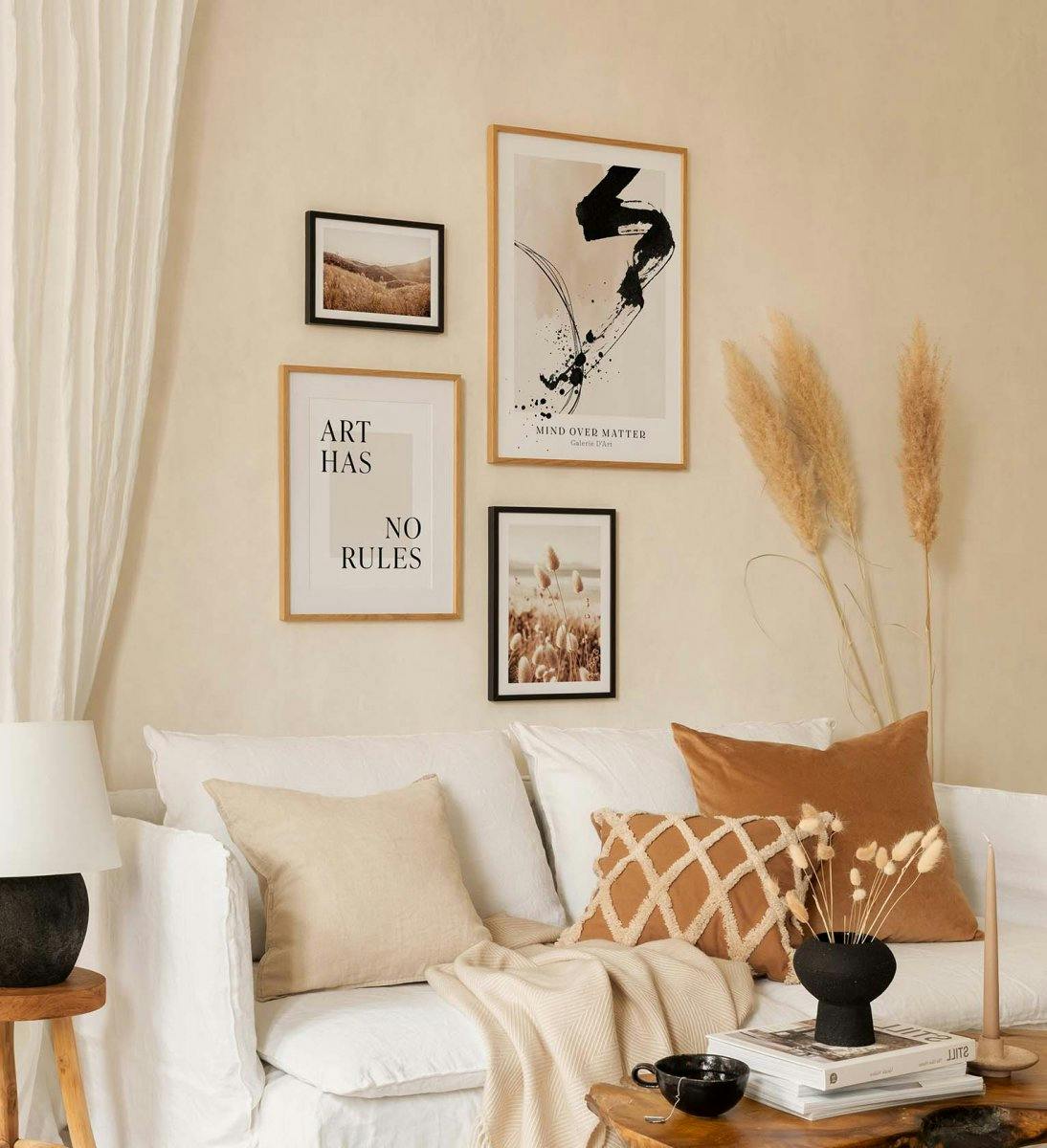 Un mural de cuadros a la moda con fotografías y tipografía combinadas en colores serenos para la sala de estar