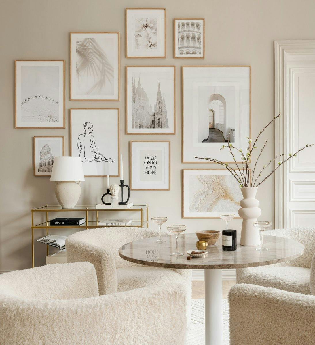 Galleria a parete con illustrazioni, citazioni e fotografie in beige per il soggiorno
