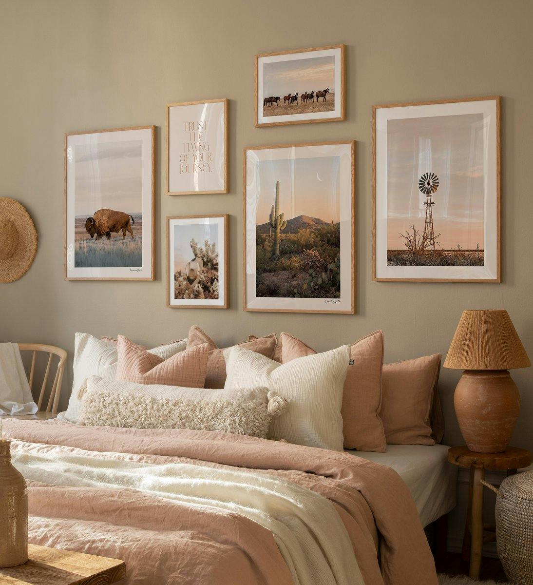 Galleria a parete con stampe naturali e fotografie in beige con cornici in rovere per la camera da letto