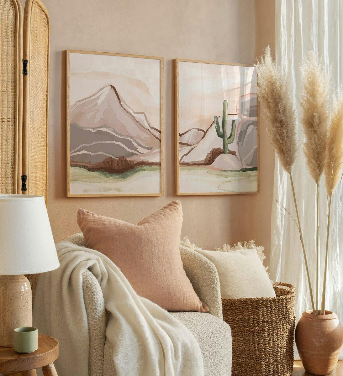Galleria a parete con illustrazioni montane in marrone e beige con cornici in rovere per la camera da letto o il soggiorno
