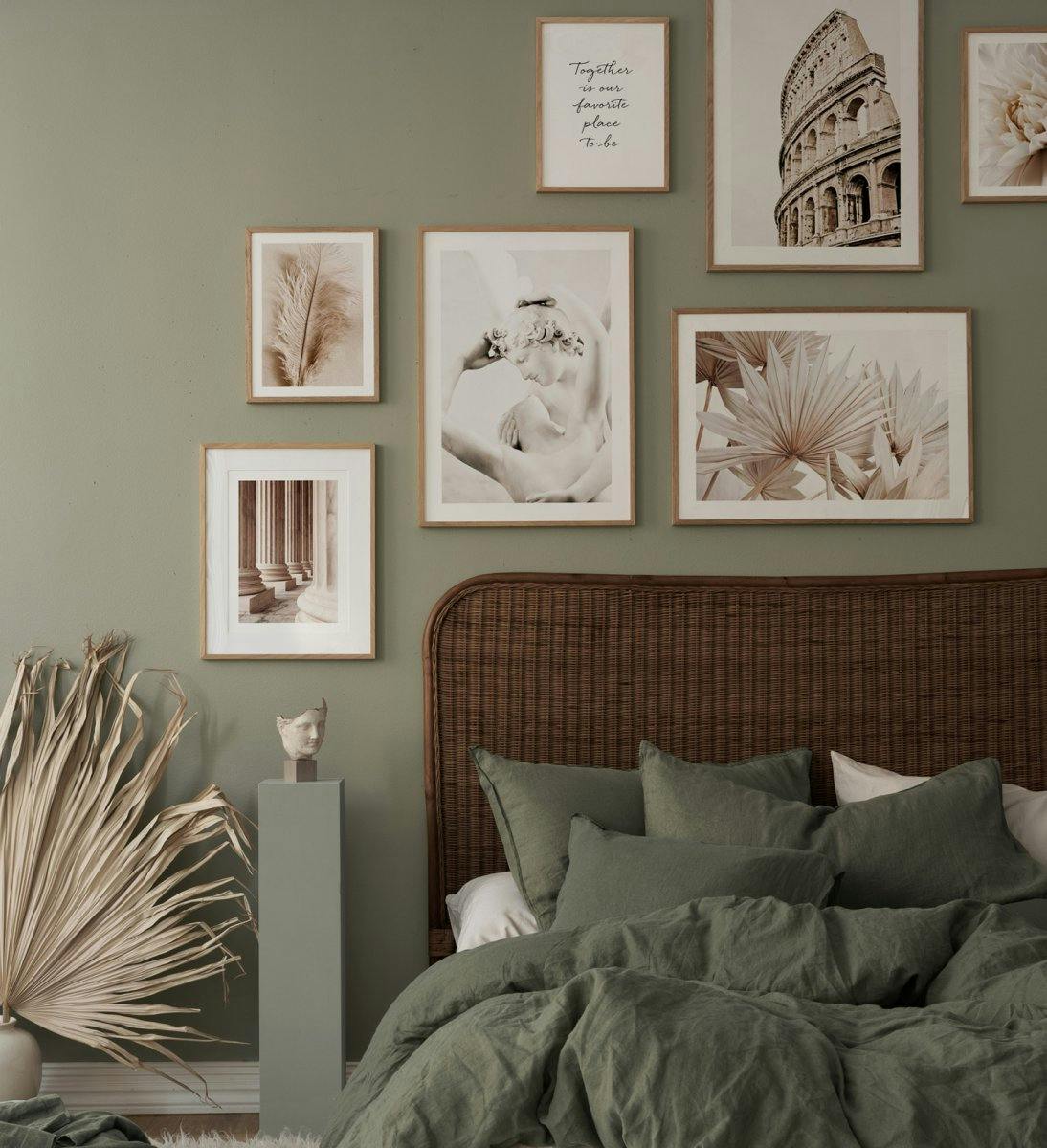Artă de perete pe teme botanice și florale pentru dormitor, în culori liniștite, cu rame de stejar