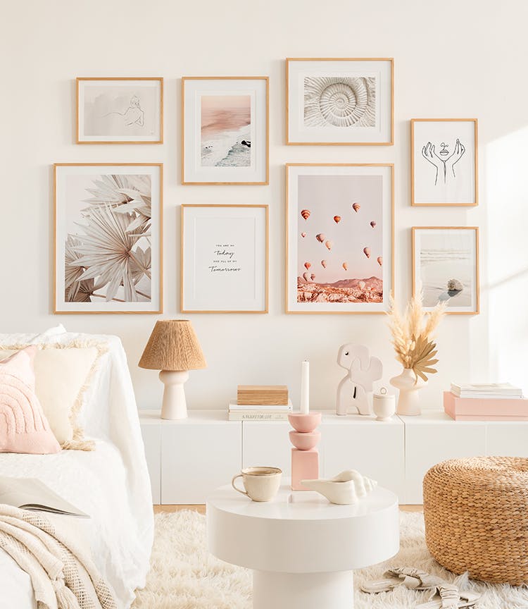 Tavelvägg med illustrationer och fotokonst med sommarkänsla i ekramar för vardagsrummet