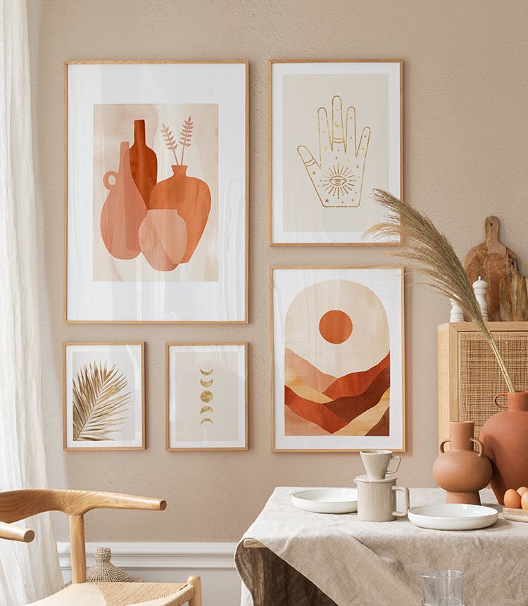 Tavelvägg med illustrationer i varma färger och ekramar för matsalen eller köket