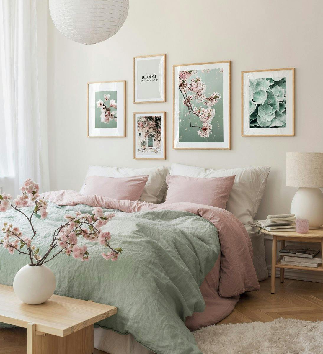 Galerie de perete verde pentru dormitor, cu fotografii de artistice inspirate din natură și rame de stejar