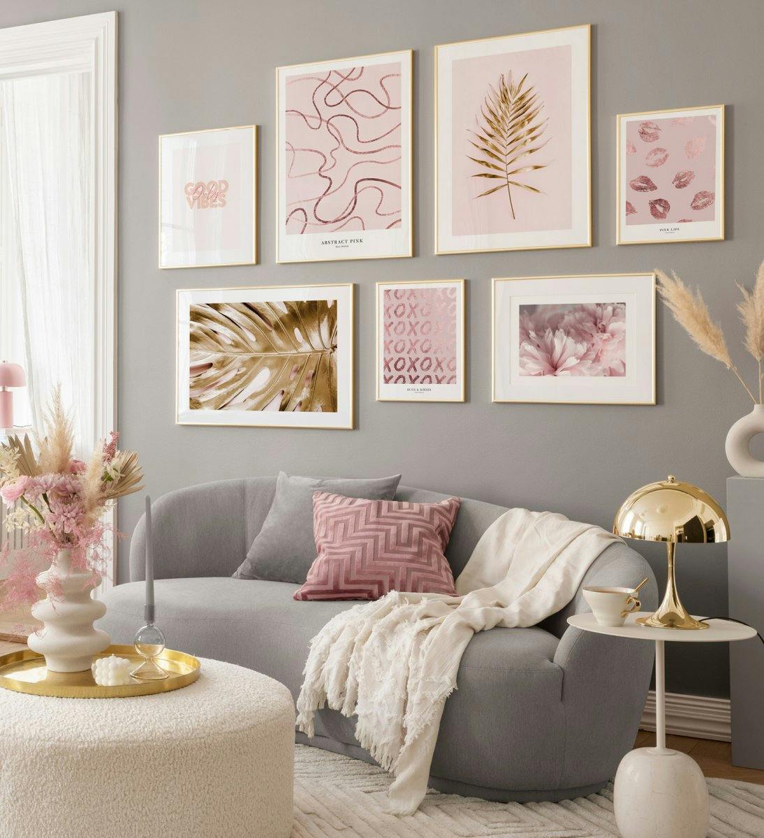 Pinkki harmaa tauluseinä abstraktilla line art julisteilla ja kultaisilla julisteilla kultakehyksissä olohuoneen tauluiksi