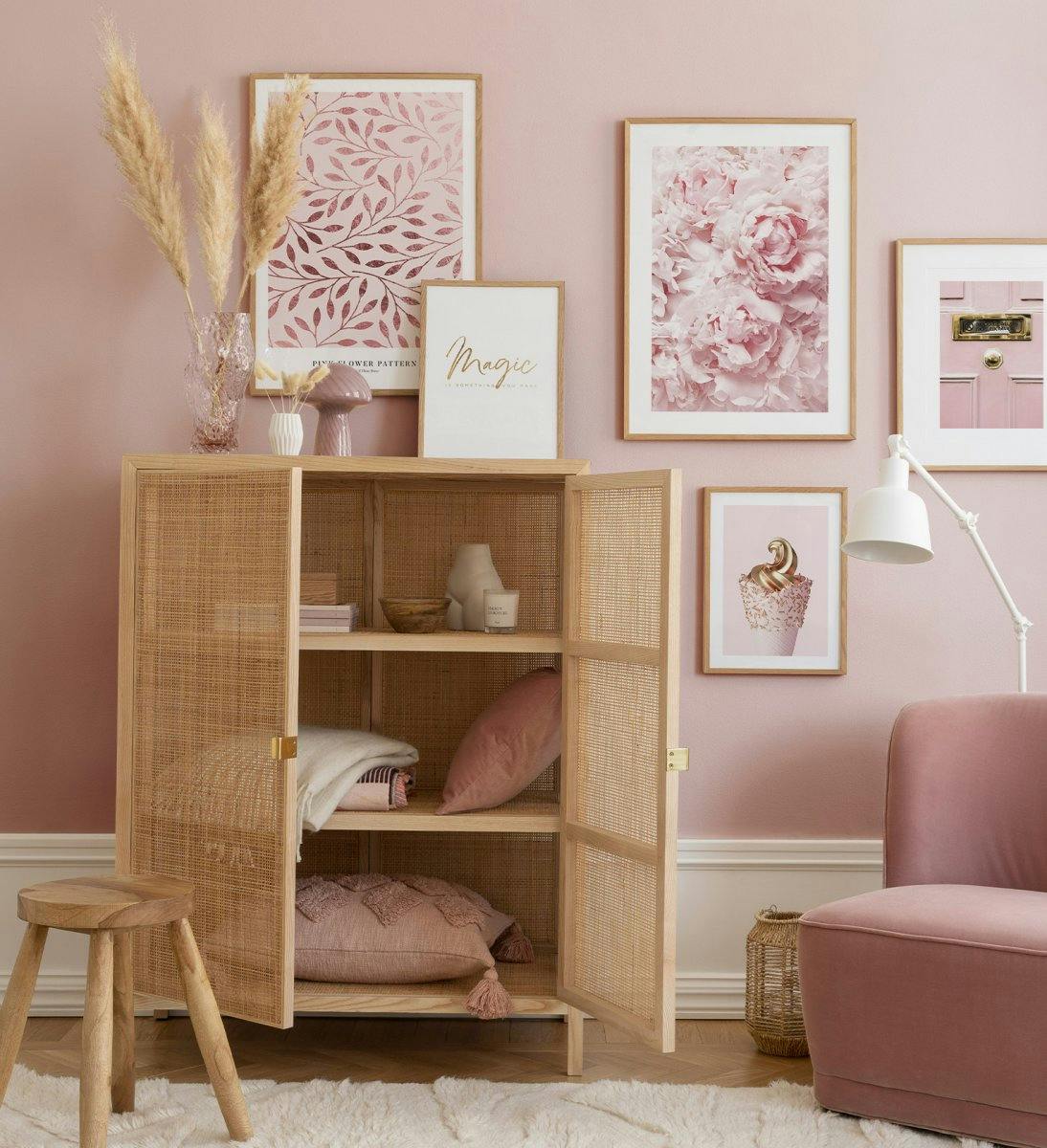 고급스러운 오크 프레임과 분홍색 테마가 어우러진 사랑스러운 거실 또는 침실을 위한 갤러리월