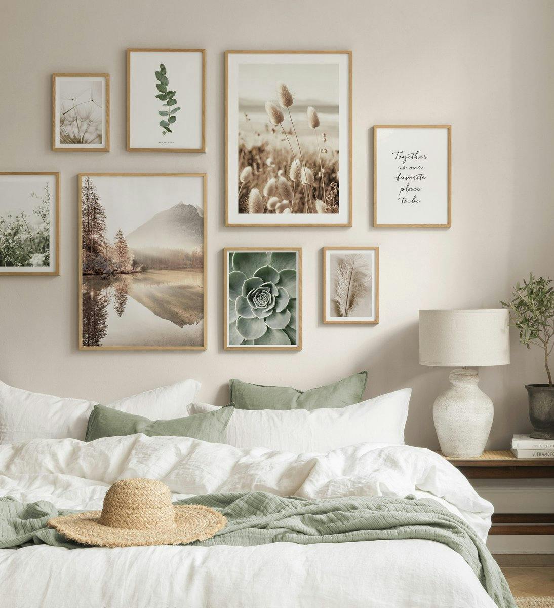 Divatos bézs színű kép fal virágos faliképekkel és tölgyfa képkeretekkel a hálószobába