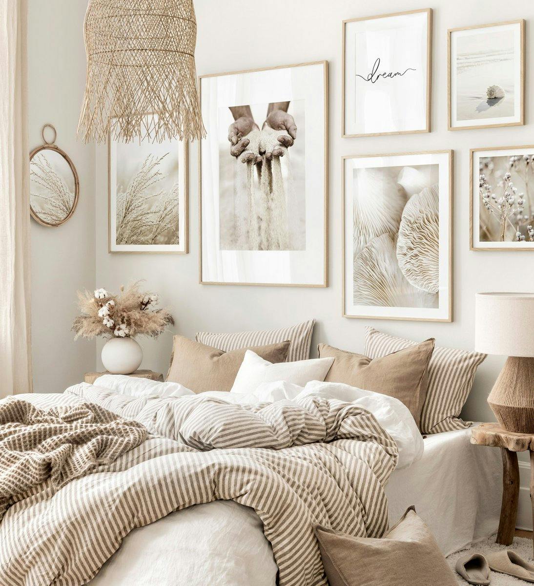 Natur tavelvägg med beige posters och prints med ekramar för sovrummet