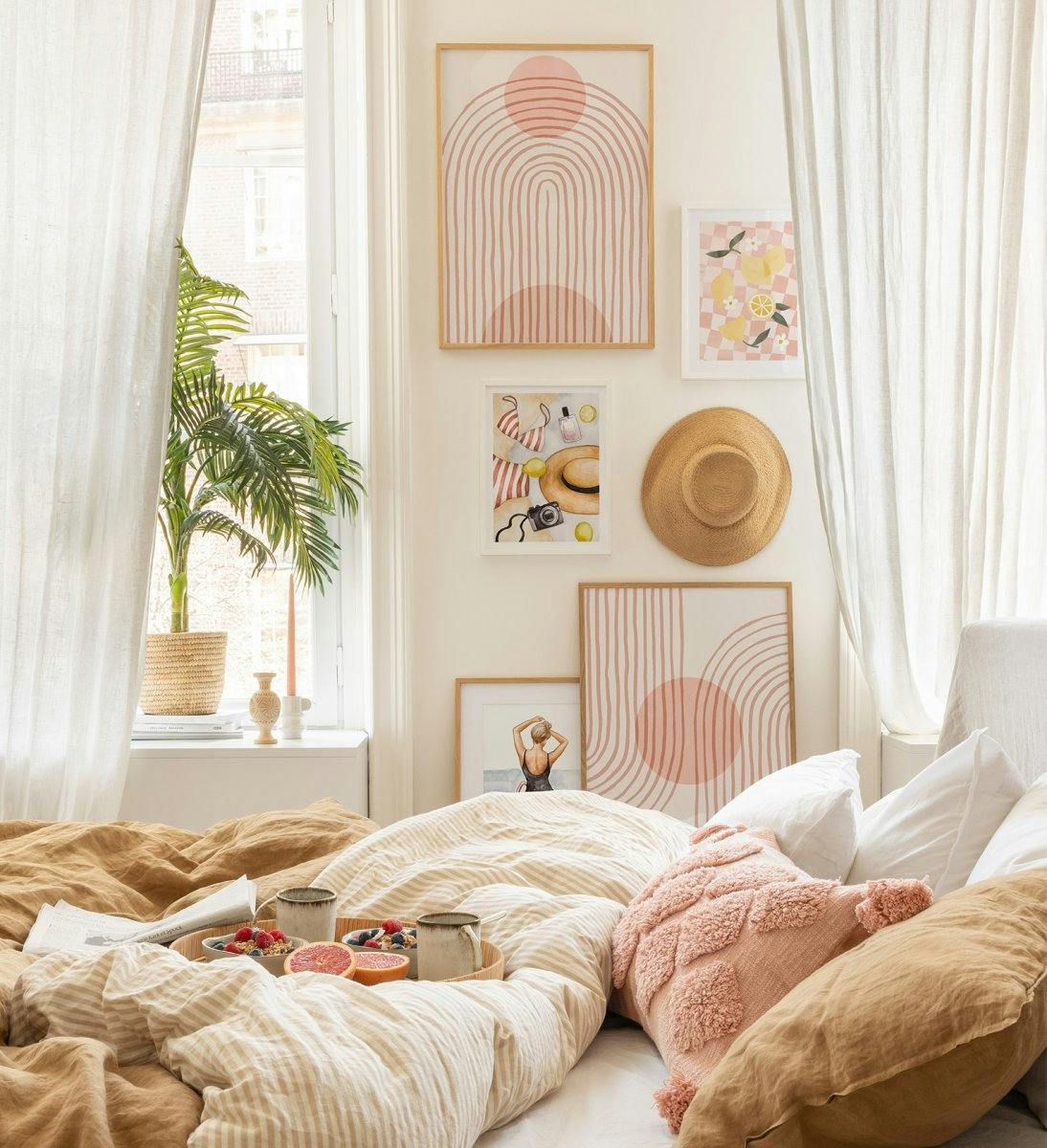 Stijlvolle en girly galeriewand in roze met abstracte lijnen en vormen met eiken lijsten en witte lijsten voor slaapkamer