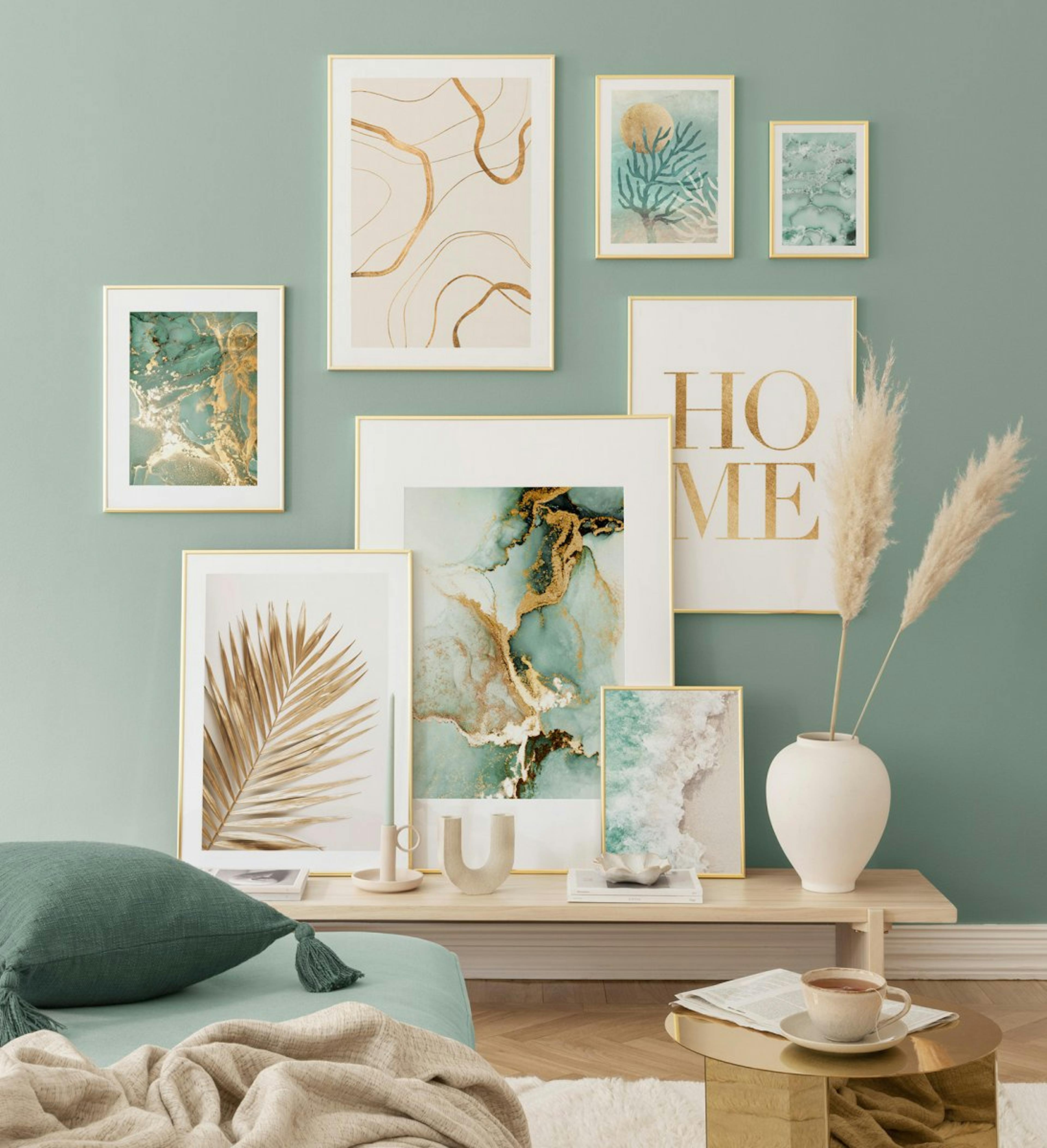Moderní galerijní stěna se zeleným a zlatým motivem se zlatými rámečky do obývacího pokoje