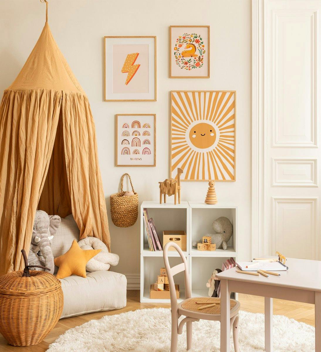 Bilderwand für das Kinderzimmer mit Tieren und Illustrationen in einem orangen Farbschema in Eichenrahmen für das Kinderzimmer.
