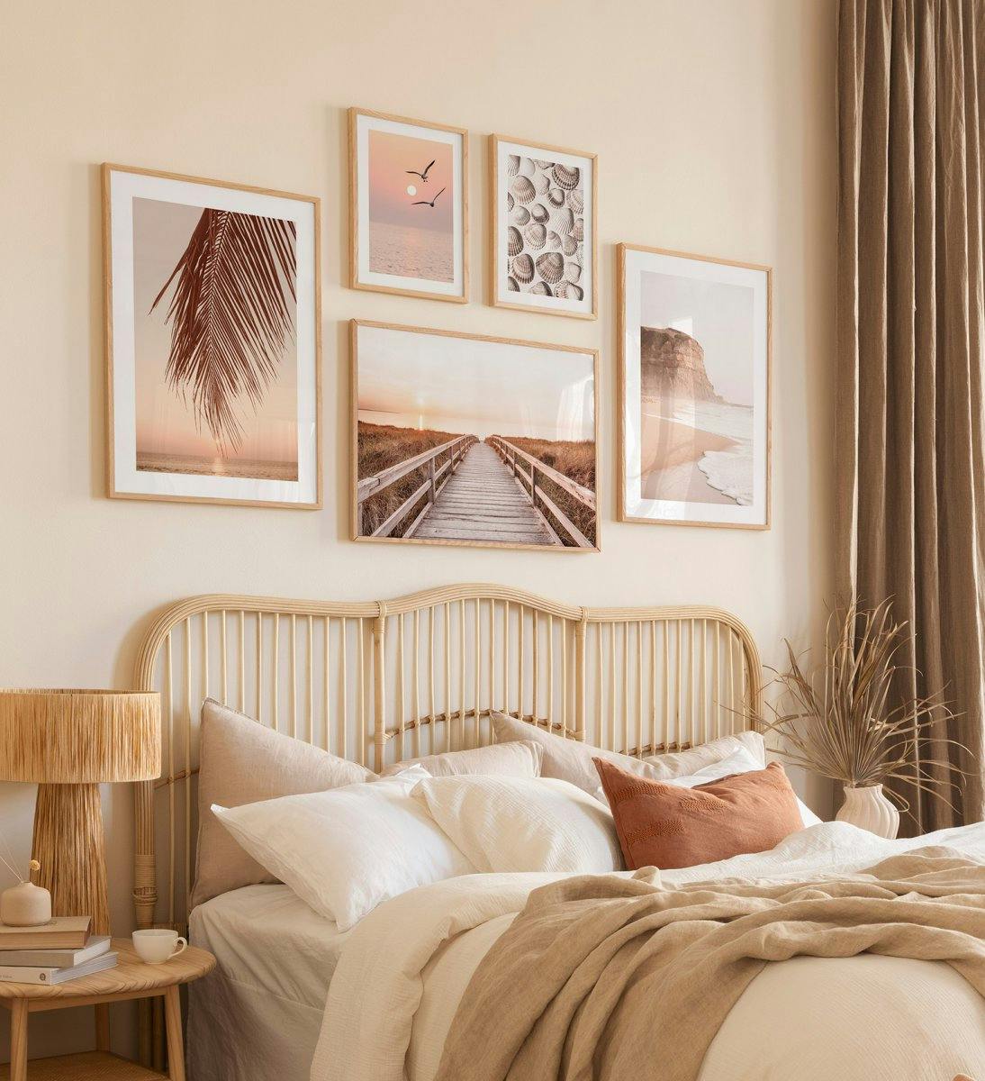 Galería de pared con motivos naturales ideal para el dormitorio en marcos de roble. 