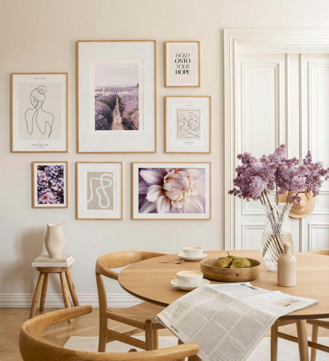 Paisaje púrpura y pared de galería de flores con marcos de roble para comedor o sala de estar