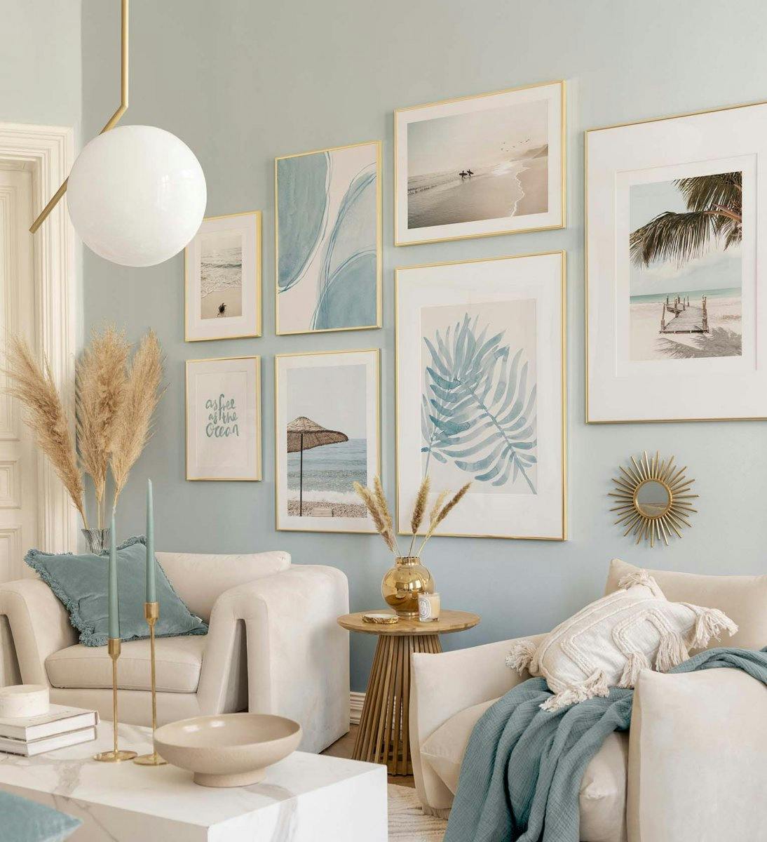 Blå sommergallerivæg med citater, illustrationer og fotografier med gyldne rammer til stuen