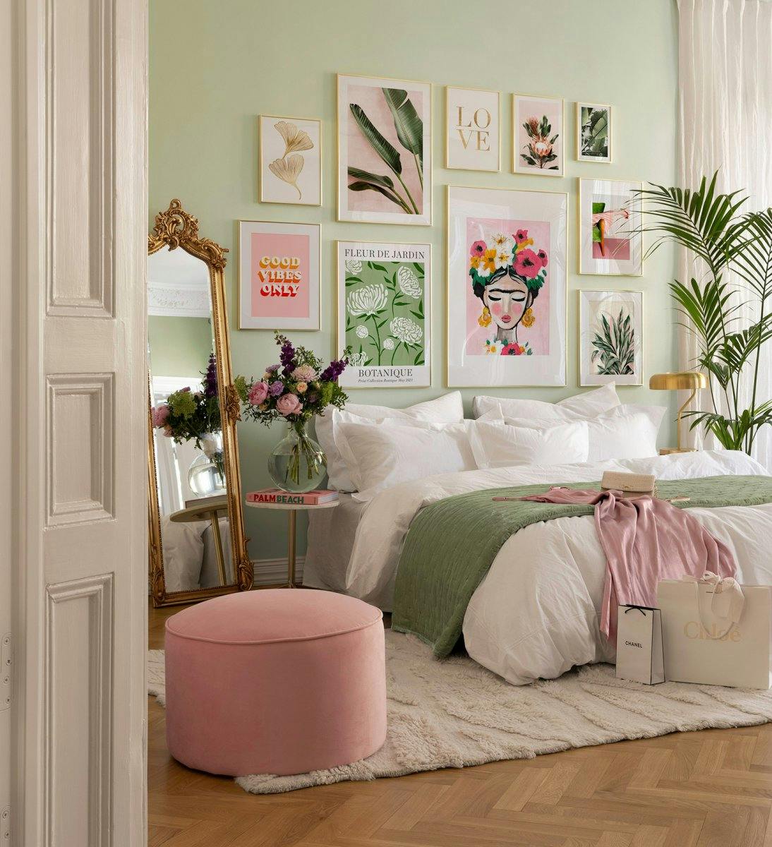 Rózsaszín és zöld galéria fal lányos és botanikai témával, arany keretekkel a hálószobába
