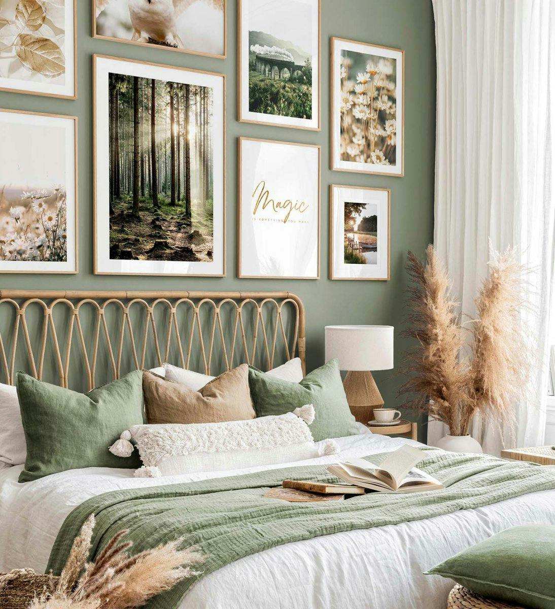 Zelená krajinářská a lesní stěna galerie s dubovými rámy do obývacího pokoje