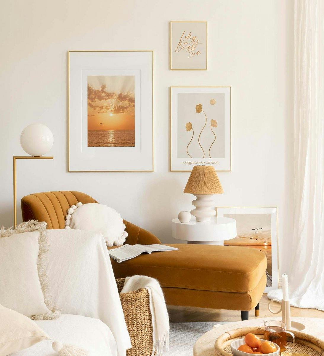 Lichte en rustige galeriewand met gouden lijsten voor woonkamer of slaapkamer