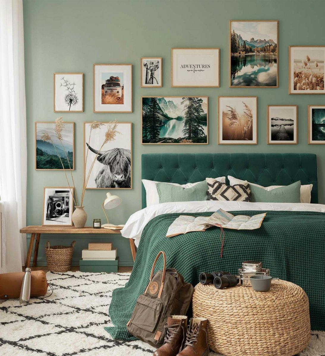 자연에서 영감을 받은 녹색 테마의 작품과 오크 프레임이 아름답게 어우러진 침실용 갤러리월