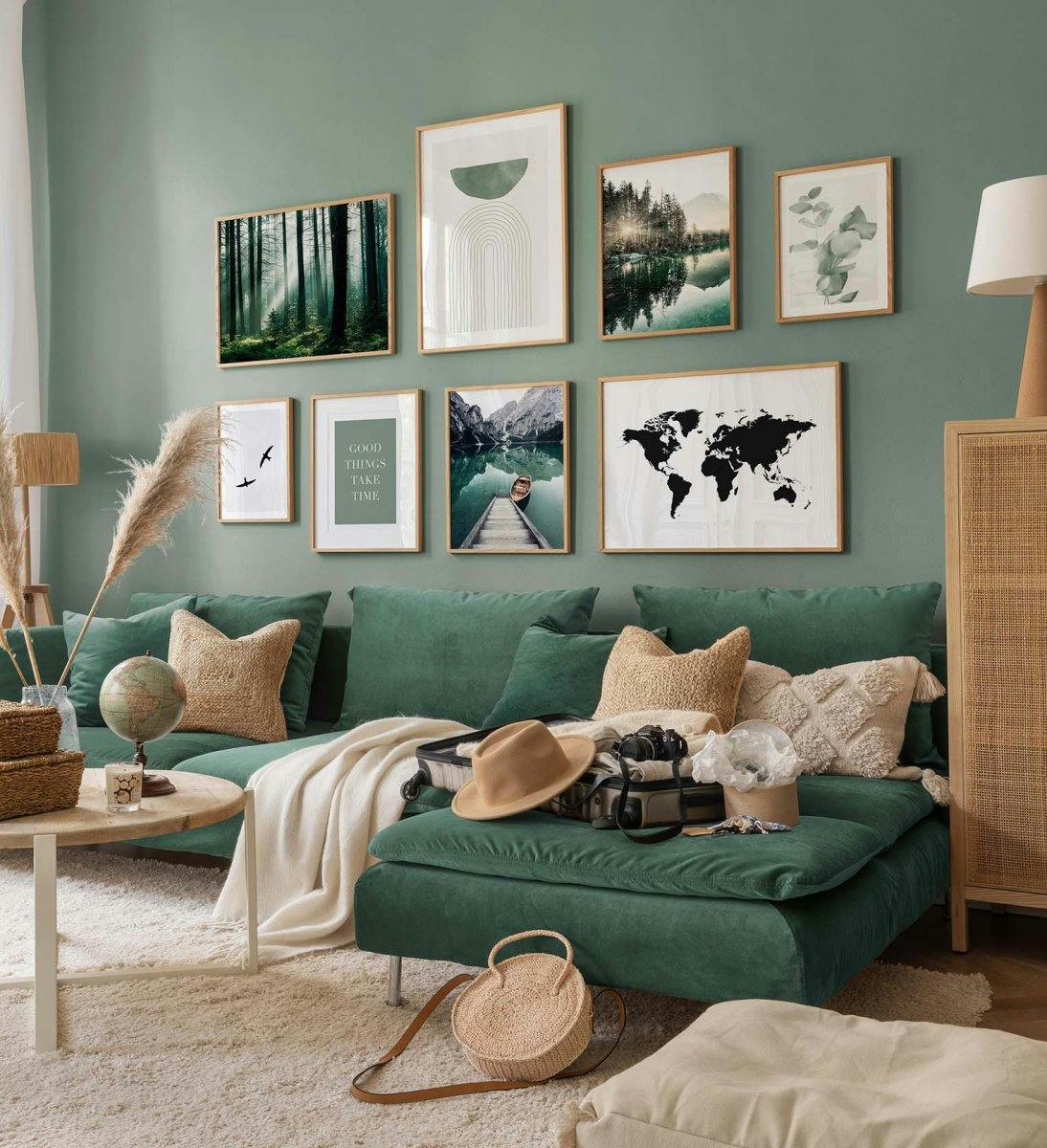 Pared de la galería verde y acogedora con impresiones de la naturaleza con marcos de roble para la sala de estar