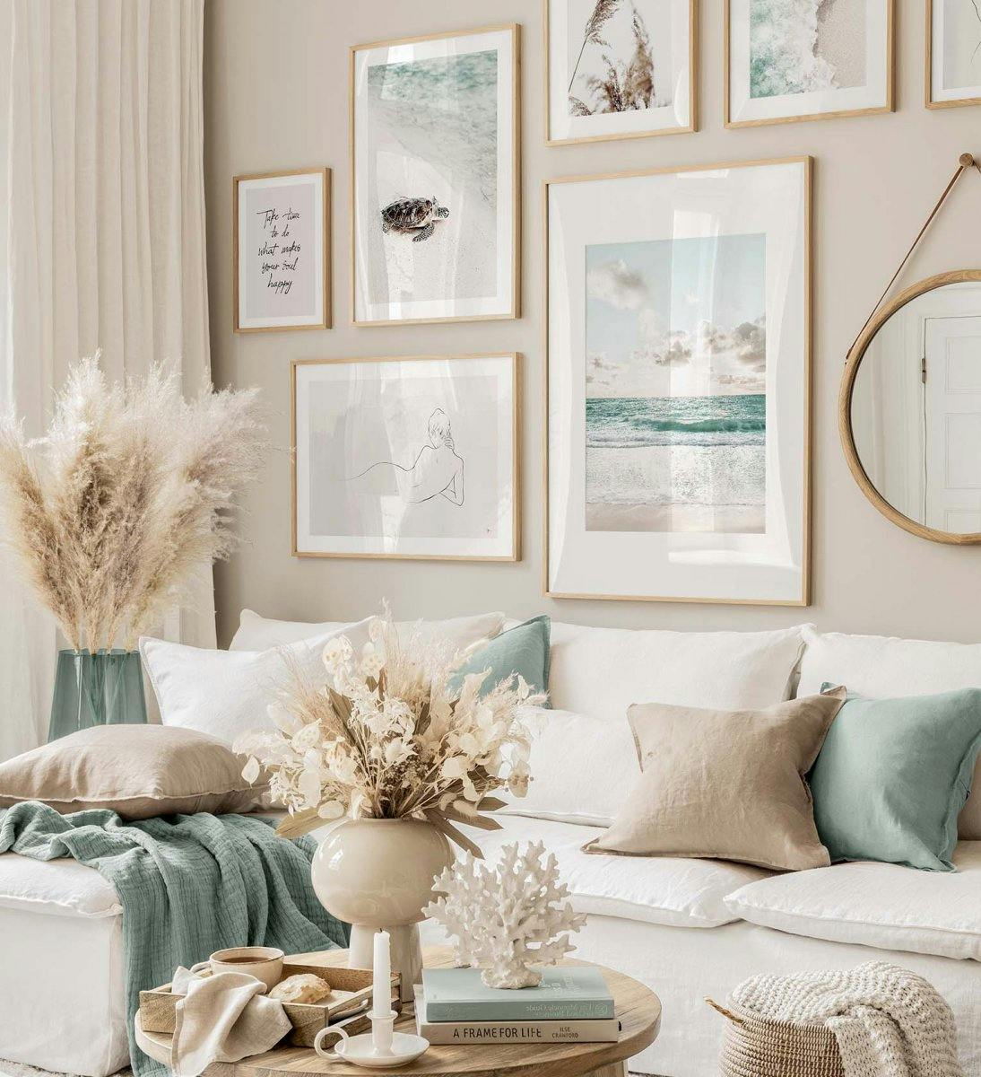 Pared de galería clásica y moderna con estampados tropicales azules y beige con marcos de roble para sala de estar
