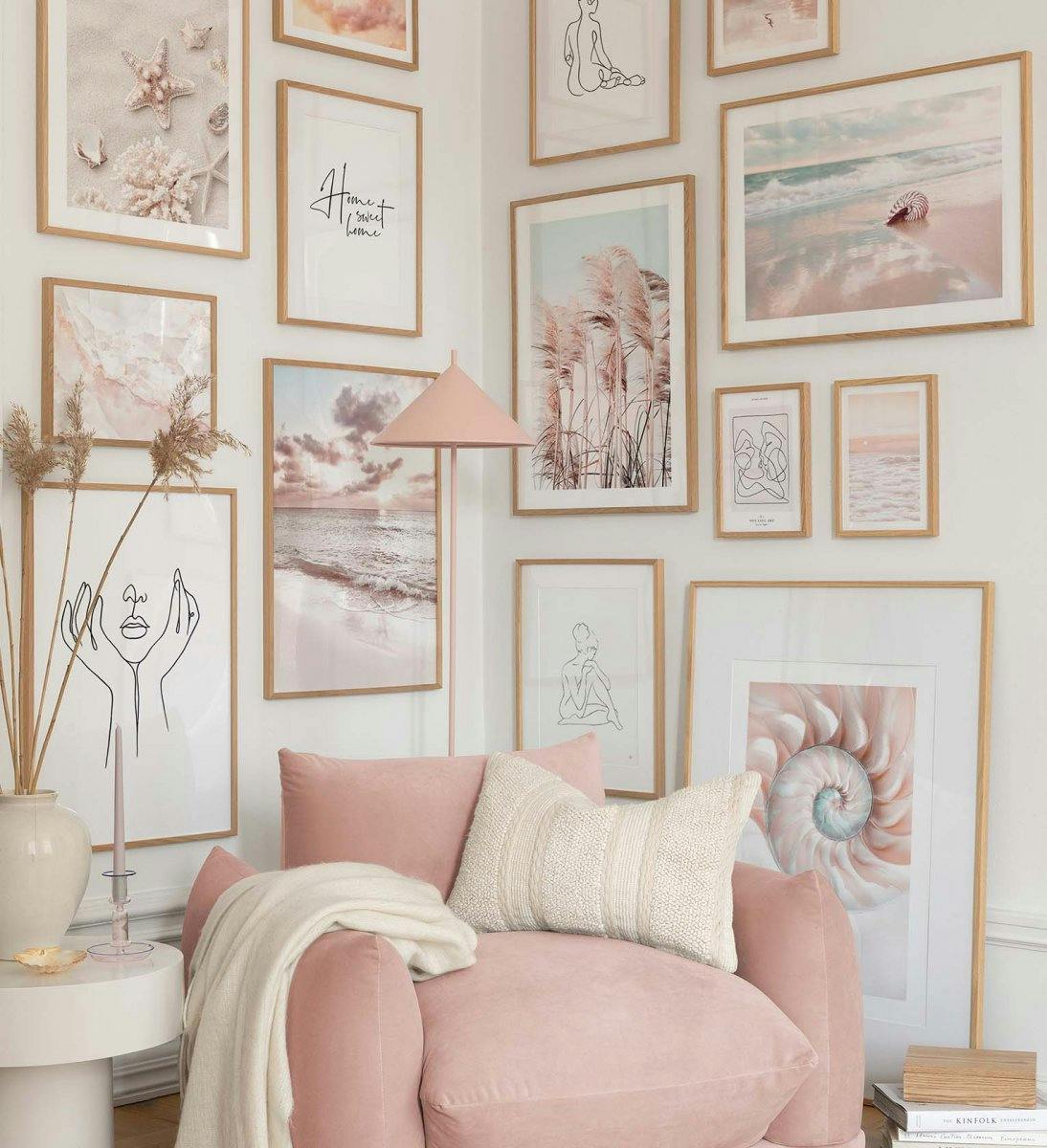 Roze en tropische galeriewand met eikenhouten kaders voor woonkamer of slaapkamer
