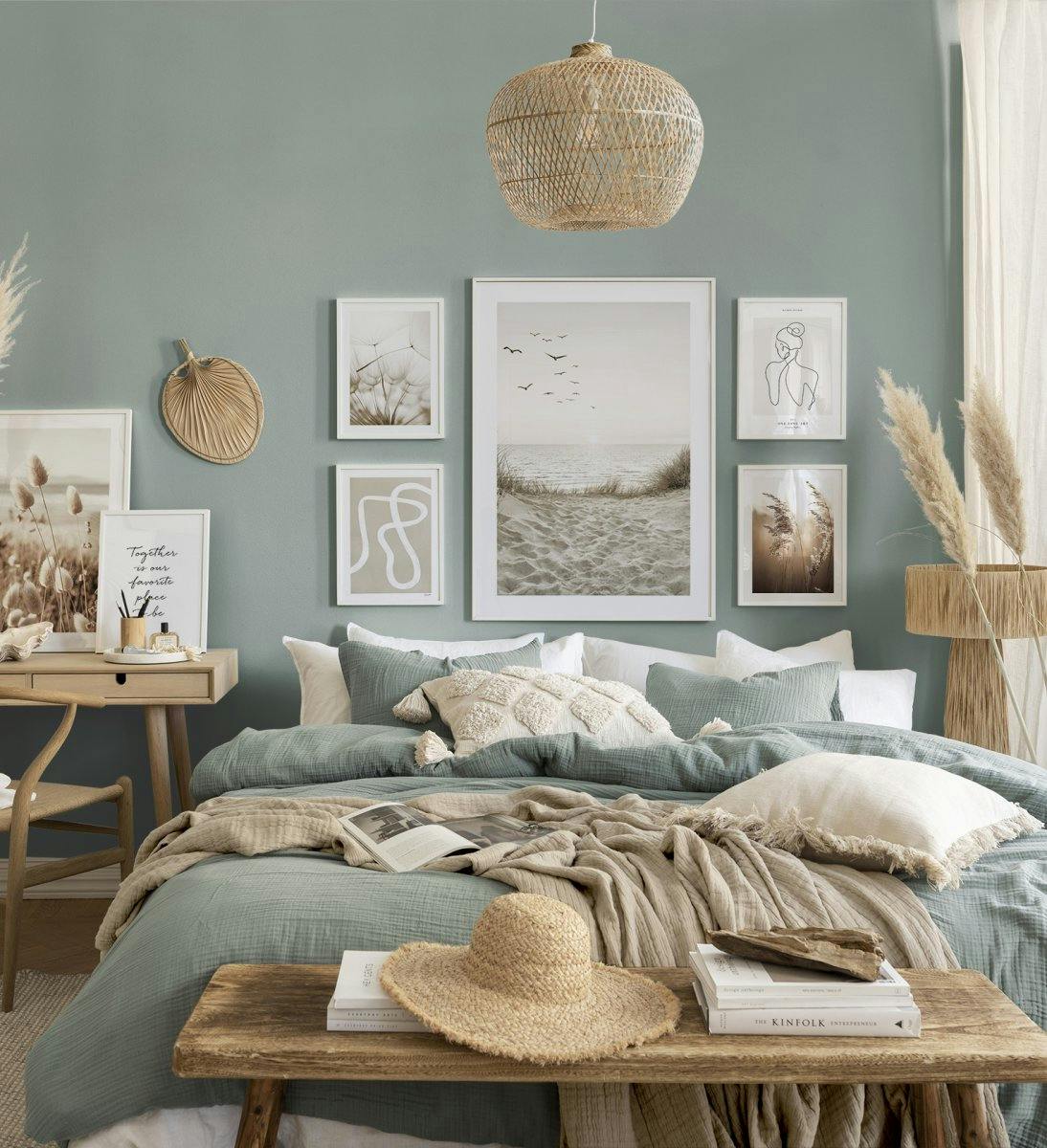 Plážová galerie v modré a béžové barvě s bílými rámy pro ložnici
