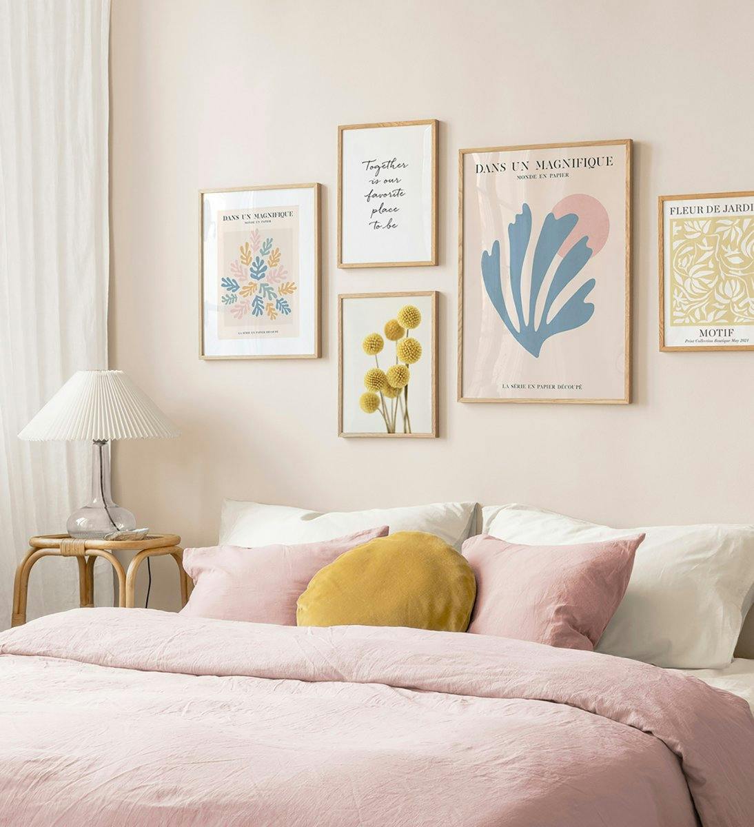Trendy galeriewand met rustige kleuren en eiken kaders voor slaapkamer