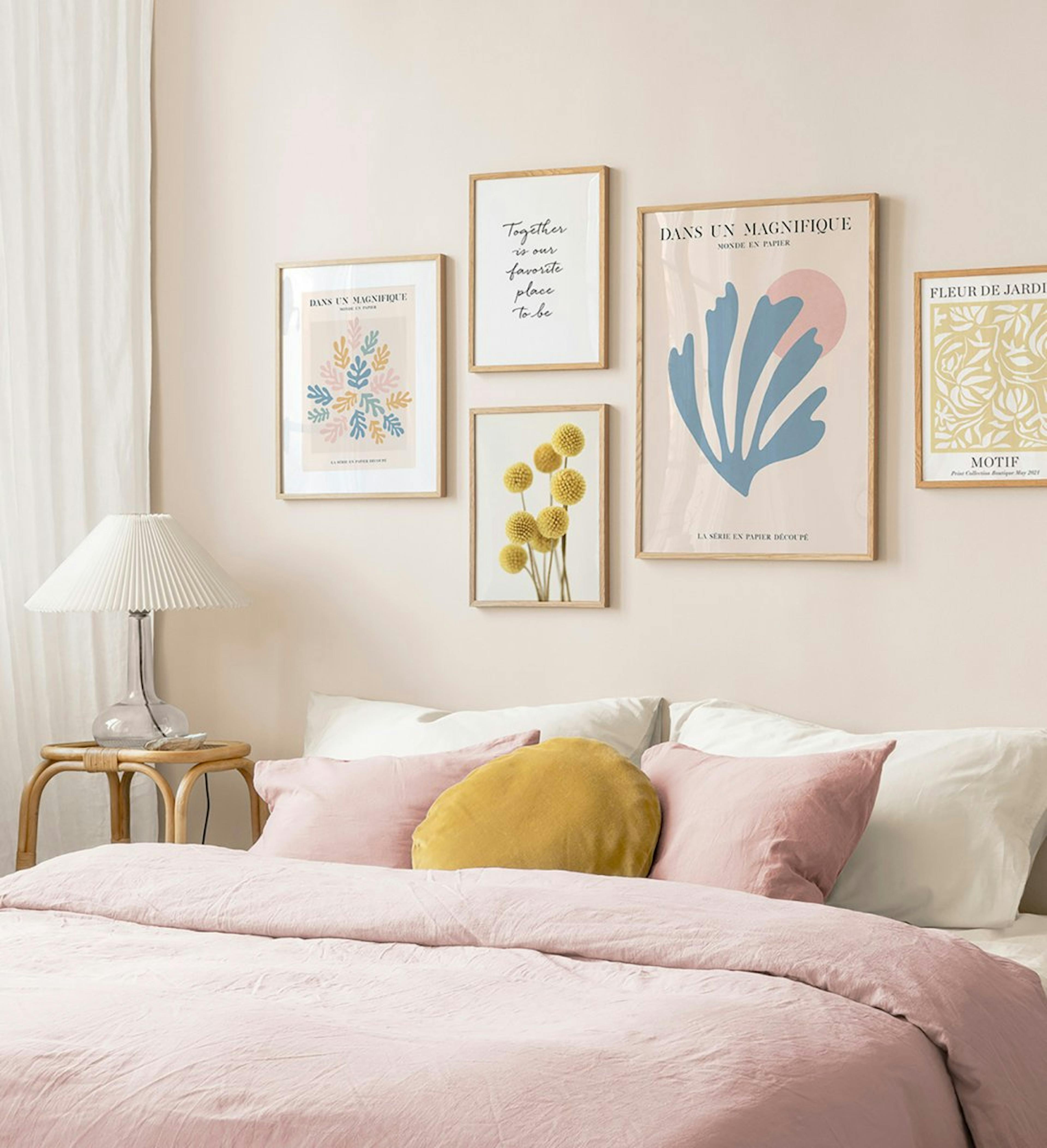 Perete de galerie trendy cu culori calme și rame de stejar pentru dormitor