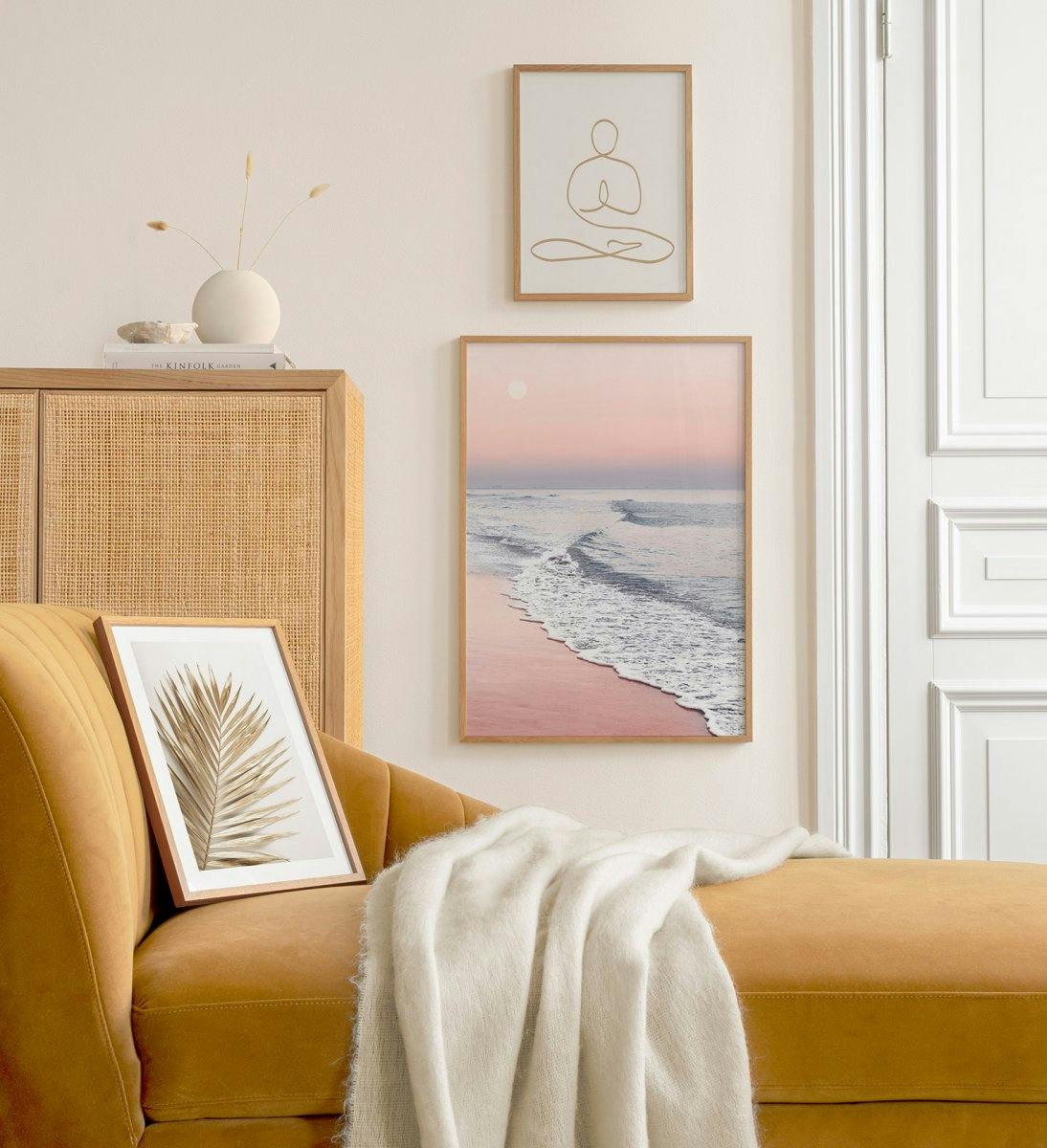 Enkel gallerivegg i rosa og beige med eikerammer for stue