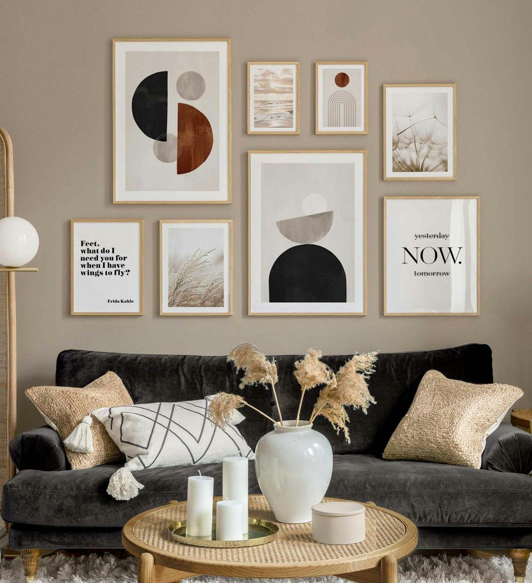 Klasszikus és divatos galéria fal fekete, bézs és fehér színben, tölgyfa kerettel nappaliba