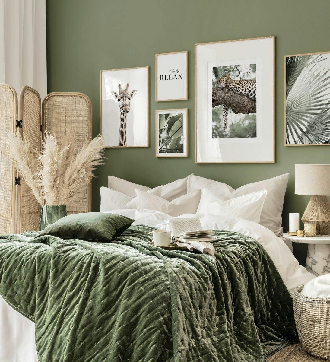 Parete di galleria di paesaggi verdi e natura con cornici in rovere per il soggiorno