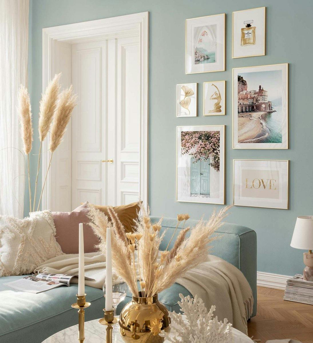 Tropická galerijní stěna v modré a béžové barvě se zlatými rámy do obývacího pokoje
