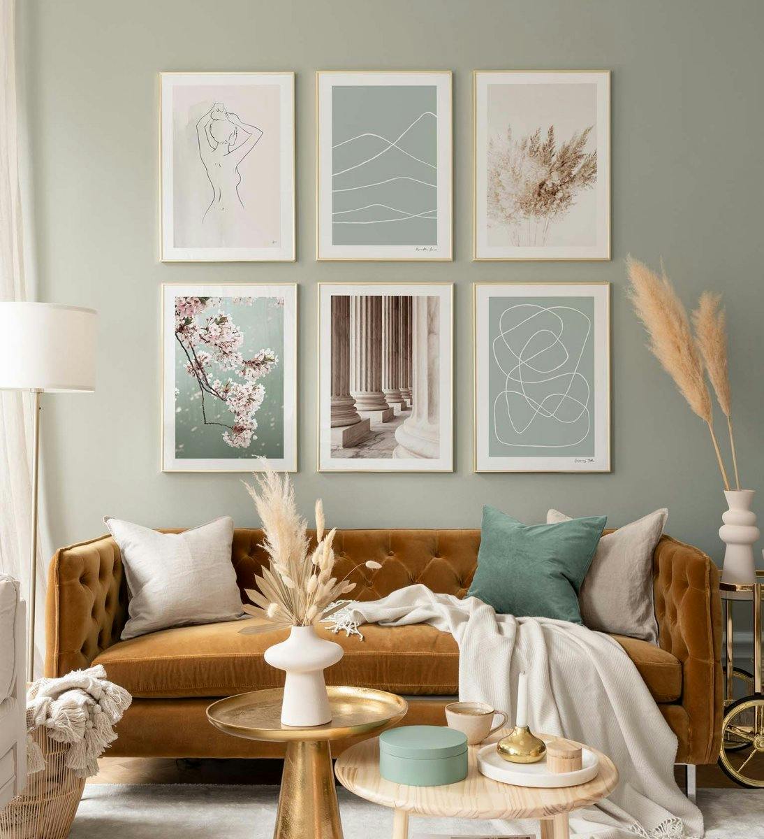Rolig blå og hvit gallerivegg med gyldne rammer til stue