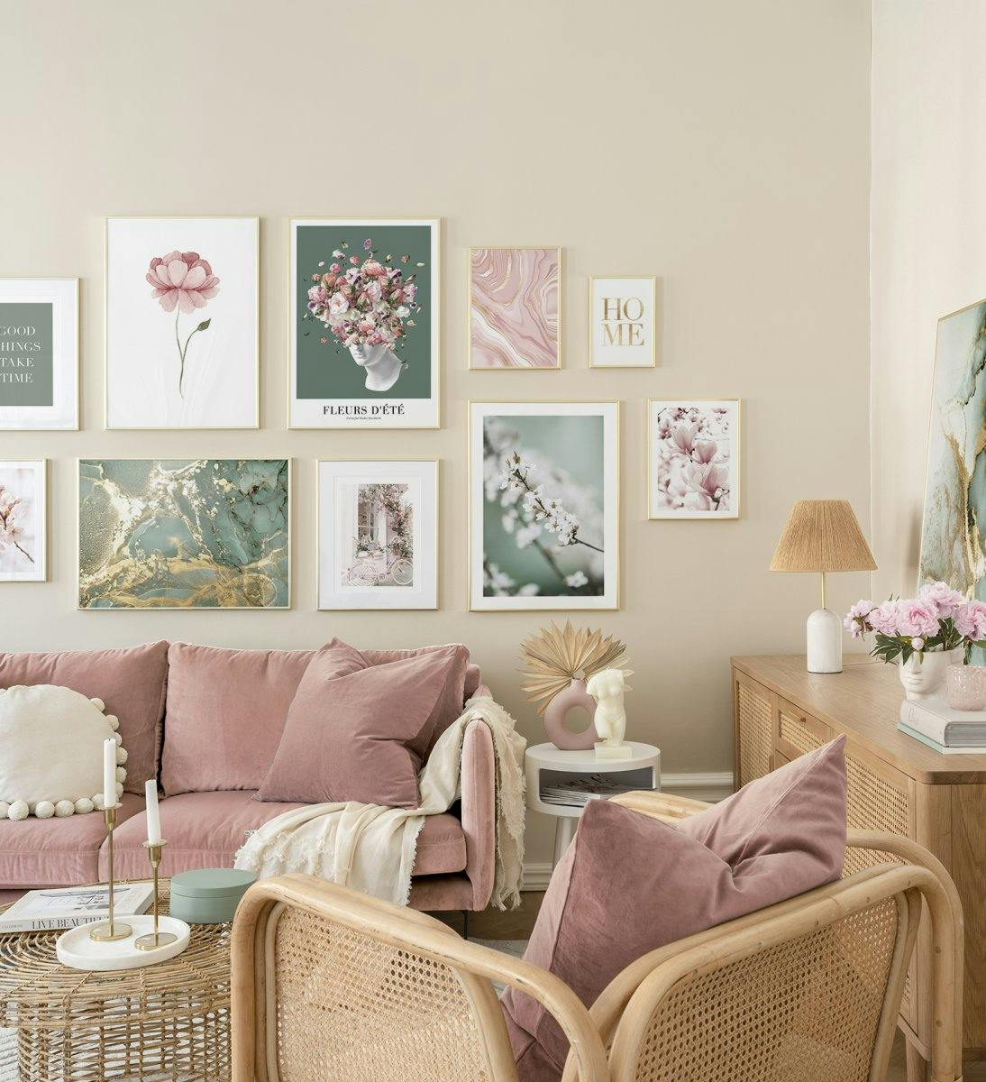 Rózsaszín és zöld virággalériafal arany kerettel a nappaliba